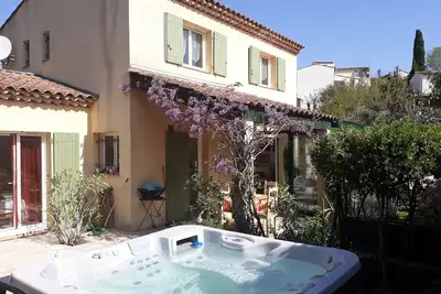 Image de Villa ensoleillée au calme avec spa, magnifique jardin, barbecue, ping pong
