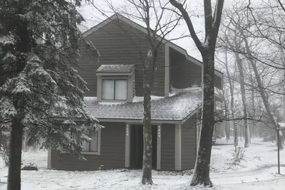 Image de Walk to Slopes and Pool - 2 Br avec cheminée + Wifi