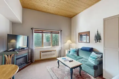 Studio confortable - À pied des ascenseurs, des magasins, des restaurants et des divertissements!