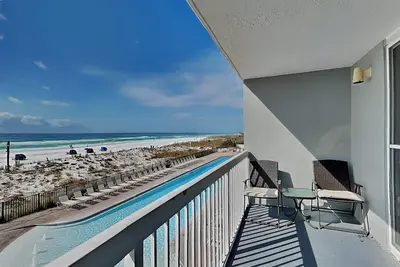 Image de Condo en bord de mer avec plan d'étage ouvert et balcon privé