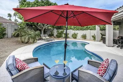 Image de Belle maison dans un emplacement pratique avec piscine privée!