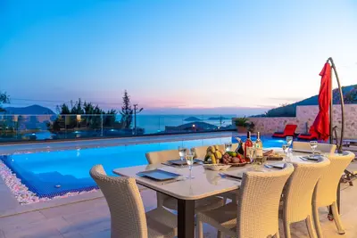 Image de Superlative Villa de 5 chambres avec 2 piscines, à 5 minutes en voiture du centre de Kalkan