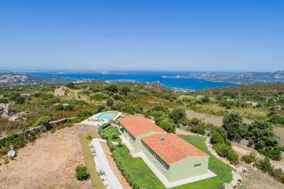 Image de Villa avec vue mer, 3 chambres doubles, 2 salles de bain, piscine privée.