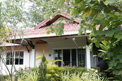 Image de Villa Chao Koh. Entourée de verdure et de jardins tropicaux.