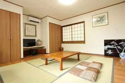 Image de 100 freeflowing spring bath With detached hous / Yufu Ōita