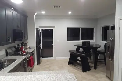 Image de Chambre privée dans un luxueux condo 2 chambres, dans une communauté fermée