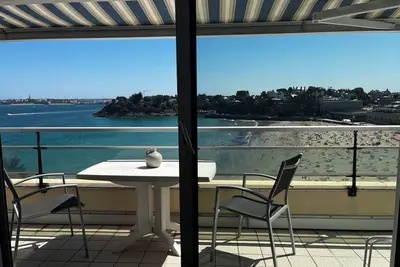 Image de Dinard Les Pieds Dans L Eau Avec Vue Panoramique Sur Mer