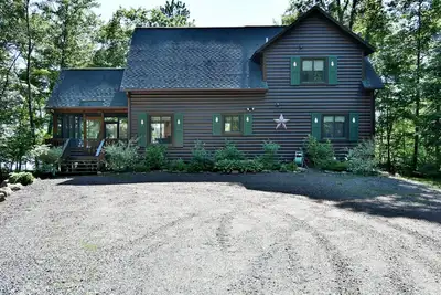 Image de Potato Lake House - Magnifique chalet en bois rond sur le lac de pomme de terre vierge.