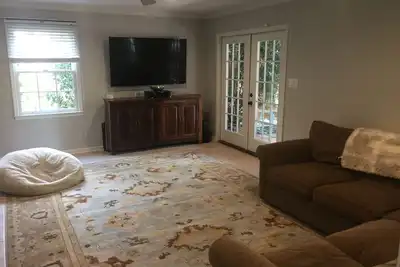 Image de Magnifique maison / dort jusqu'à 10/3 miles du centre-ville