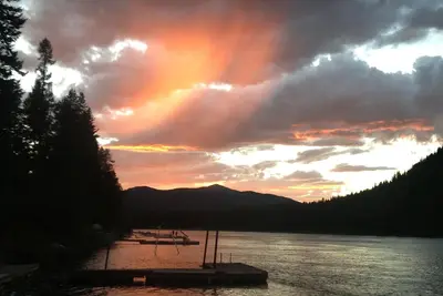 Image de Cabine front de mer sur la rivière Pend Oreille avec quai