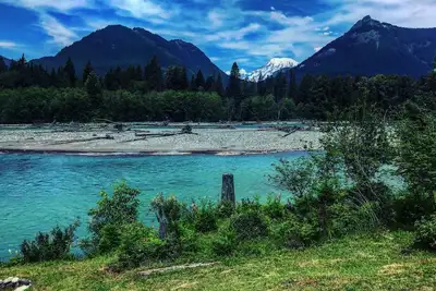 Image de Superbe cabine Riverfront avec vue sur le mont. Rainier