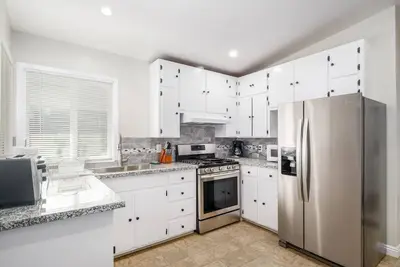 Image de Maison entièrement rénovée pouvant accueillir jusqu'à 9 visiteurs
