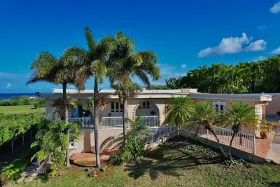Image de Un beau et unique Deux Story Maison de vacances sur un acre de terrain dans Camuy.