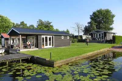 Image de Chalet confortable et rustique plus péniche sur l'eau