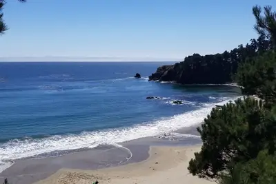 Image de Stunning ocean views with a private stairway to the beach!