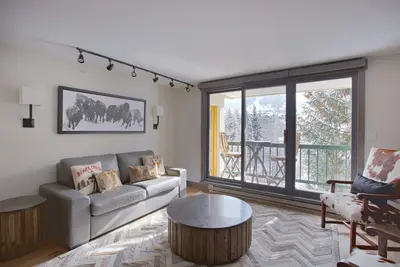 Image de ENTIÈREMENT RÉNOVÉ! Un vrai télésiège skis aux pieds à 20 mètres!