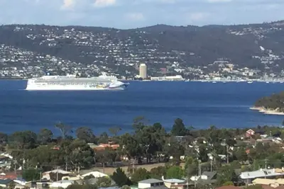 Image de Maison familiale bien située avec magnifique vue panoramique sur le port et la montagne