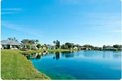 Image de Craig House à Bradenton sur un petit lac privé près de tout.