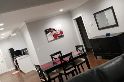 Image de Belle maison dans un quartier tendance à moins d'un mile de Slutty Vegan