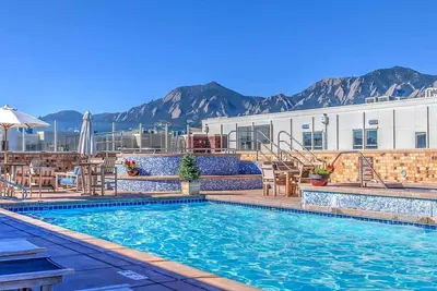Image de Piscine sur le toit, vue sur la montagne! New Exec Rental @ The Upscale Peloton West