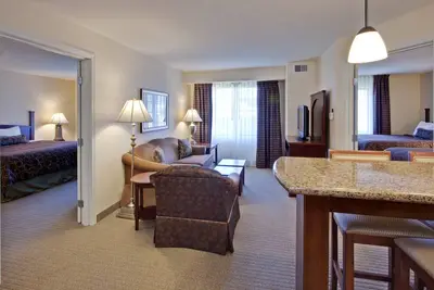 Image de Accessible Suite à seulement 10 miles d'Indianapolis | Petit déjeuner gratuit + accès à la piscine