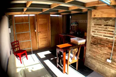 Image de Bel appartement avec mezzanine situé sur la Route Museum Open Sky-La Sebastiana sur la colline Bellavista-Valparaíso. Deux pâtés de maisons de l'ascenseur du Saint-Esprit.