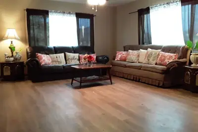 Image de maison neuve, à 2 pâtés de maisons de l'autoroute 395, près de 49 pistes de ski.