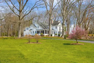 Image de Réunions familiales nombreuses et escapades de groupe dans un domaine privé élégant