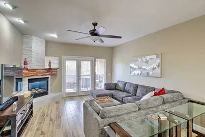 Image de Nouveau! Escapade moderne ~ 1 Mi dans la vieille ville de Scottsdale!