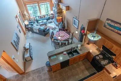 Image de 15 personnes - Skin In \/ Out 3 chambres 3 salles de bain + Den + Loft + bain à remous et 3 parking