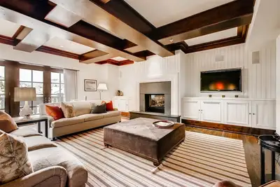 Image de Détendez-vous et profitez d'un service de conciergerie complet dans cette résidence de vacances au centre de Vail Villa