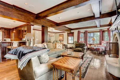 Image de Une résidence de vacances à service complet au centre de Vail Village.