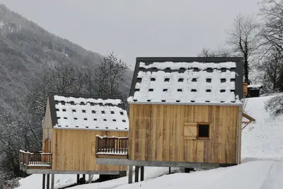 Image de Chalet bois indépendant de 35 m² avec terrasse donnant sur la montagne