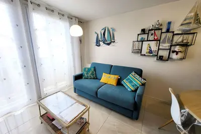 Image de Appartement Moderne au Centre-Ville, 150m Plage, WiFi, Confort Idéal pour Familles