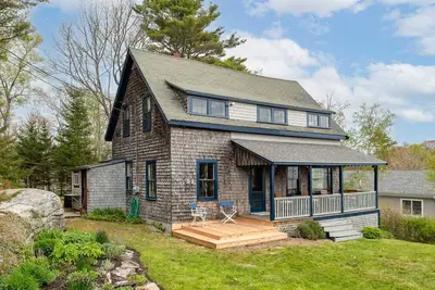 Image de Cottage Maine classique sur Juniper Point avec vue sur l'océan et à quelques pas de la plage