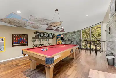 Image de Drapeau central avec immense salle de jeux et bain à remous avec vue sur la montagne