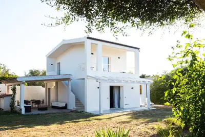 Villetta Bianca - maison moderne 400 mètres plage
