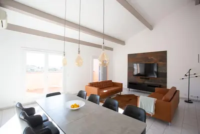 Image de Superbe Appartement Penthouse 3 Chambres - RÉNOVÉ - Grimaud