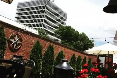 Image de «The Uptown Urban Haus» - The Gathering Place, Bok