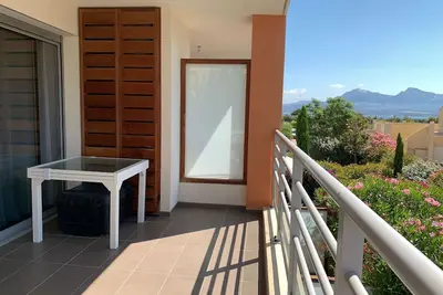 Image de Centre ville, et plages à pieds. T2 avec terrasse au calme.