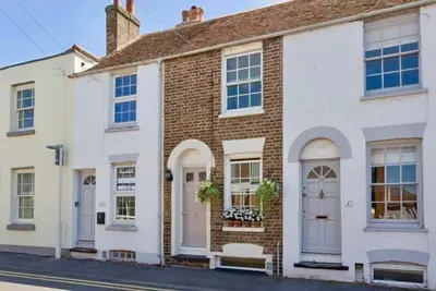Image de Charmant chalet d'époque situé juste à côté de la rue animée de Deal avec un magnifique jardin!