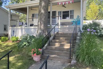 Image de Year around, updated, lakefront home on beautiful all-sport Webster Lake.