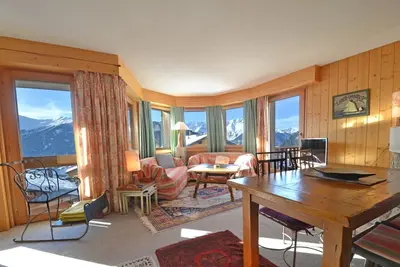 Image de Bel appartement à coté d'un arrêt de bus, à 4 minutes à pied du centre et de toutes les commodités,