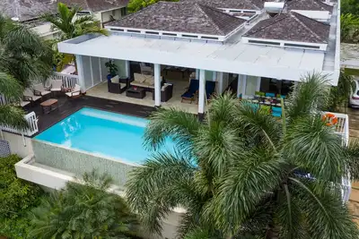 Image de Moonshine Villa - Le luxe redéfini dans Silver Sands