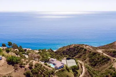 Image de Vue panoramique sur l'océan, Big Rock Mesa Spanish 7 bdrm Malibu Villa (2 bâtiments)