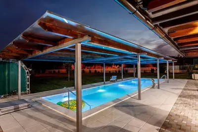 Image de Maison de vacances א Neoric avec piscine chauffיe