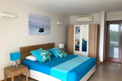 Image de Appartement moderne et élégant avec 2 chambres, 2 salles de bains et accès à la piscine