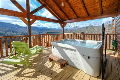 Gorgeous cabin in Gatlinburg. Hot tub, pool table, arcade game, and Amazing View!