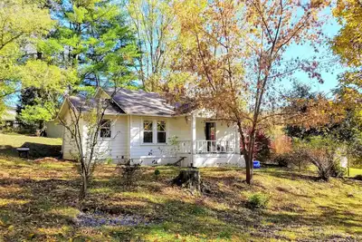 Image de Candler Cottage calme et privé des années 1930 à 15 minutes du centre-ville d'Asheville