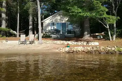 Image de Charmant chalet au bord du lac avec plage de sable sur un grand terrain boisé privé